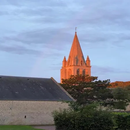 Spacious Near Omaha * Asnieres-en-Bessin