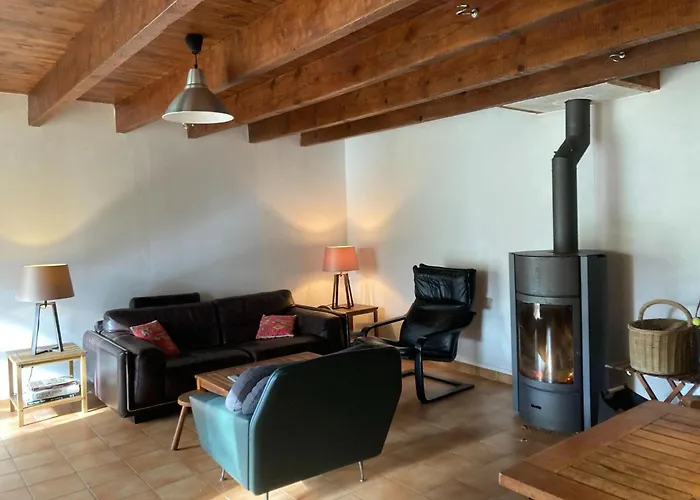 Spacious Near Omaha * Asnieres-en-Bessin